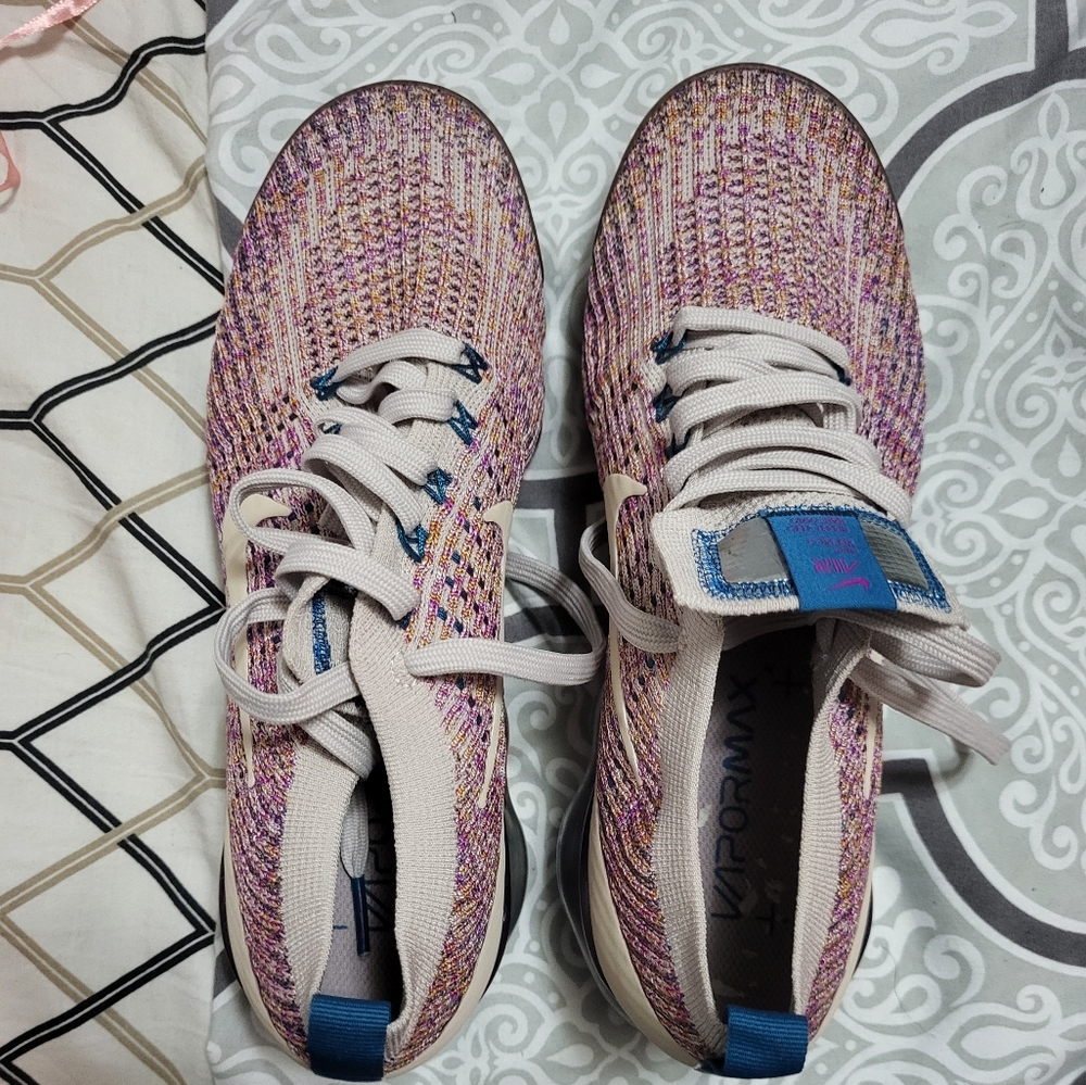 Nike womens flyknit sneakers limited edition color new